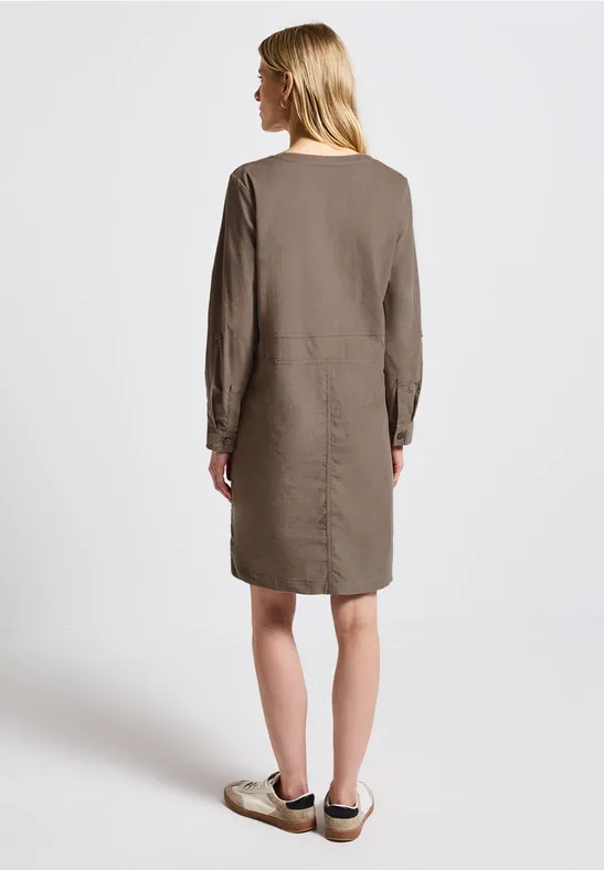 Corduroy jurk met gespleten hals bark brown