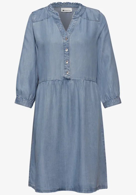 Hellblaues Jeanskleid mit 3/4-Ärmeln, V-Ausschnitt, Knopfleiste und lockerer Silhouette.