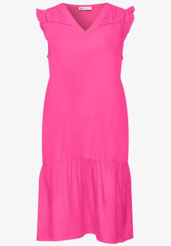 Felroze mouwloze jurk met V-hals en ruches bij schouders en onderzoom.