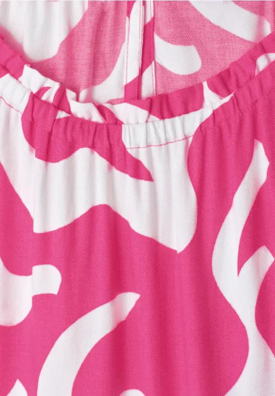 Close-up van een roze-witte stof met abstract patroon en elastische halslijn.