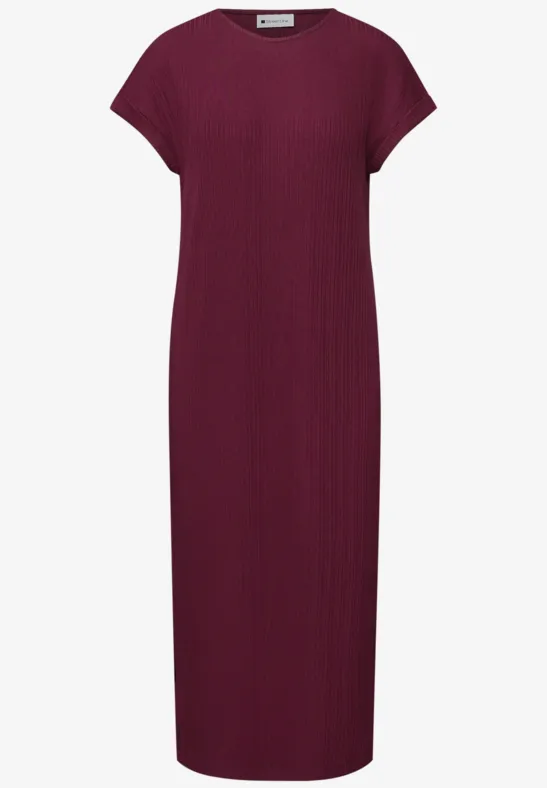 Ein schlichtes, kastiges Strickkleid in Burgunderrot mit kurzen Ärmeln und Midi-Länge.