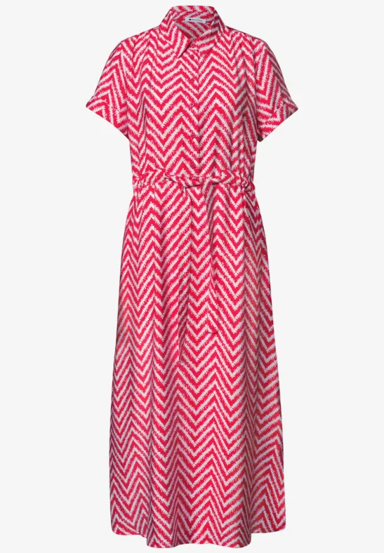 Rood midi-jurk met wit zigzagpatroon, korte mouwen en tailleceintuur.
