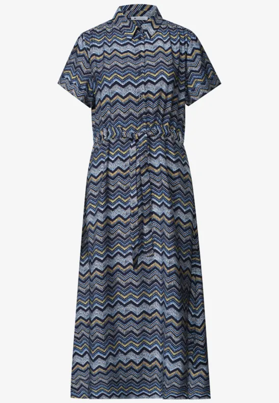 Midi-jurk met korte mouwen, overhemdkraag en ceintuur, blauw-grijs zigzagpatroon.