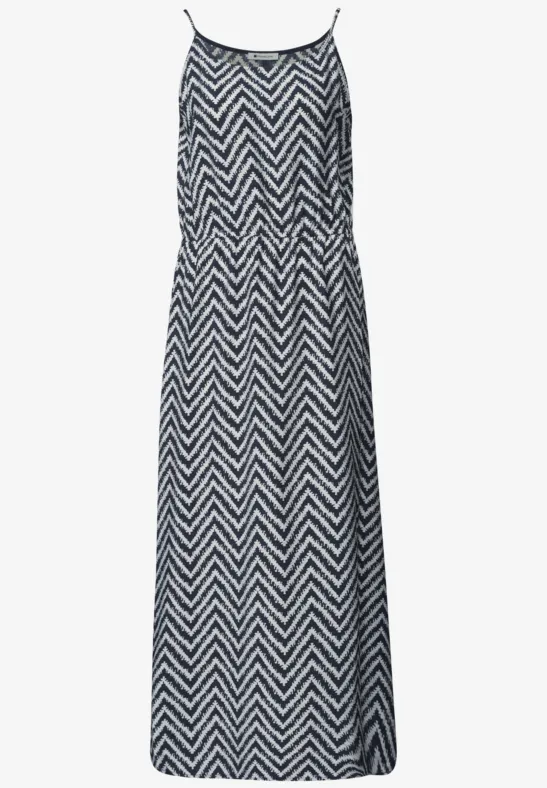 Robe longue à fines bretelles avec motif chevrons noir et blanc.