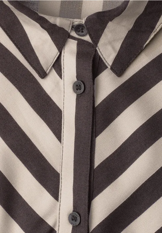 Close-up van een zwart-wit gestreept overhemd met kraag en knoopsluiting.