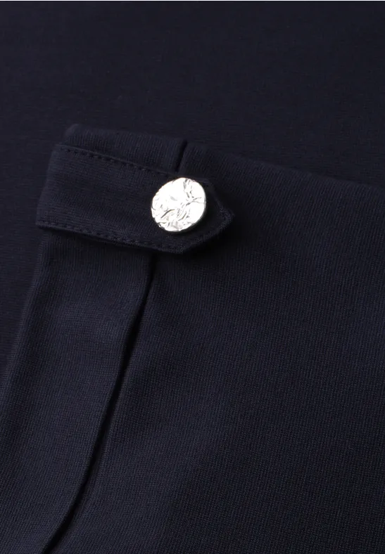 Donkere stof met zakklep en ronde zilveren knoop