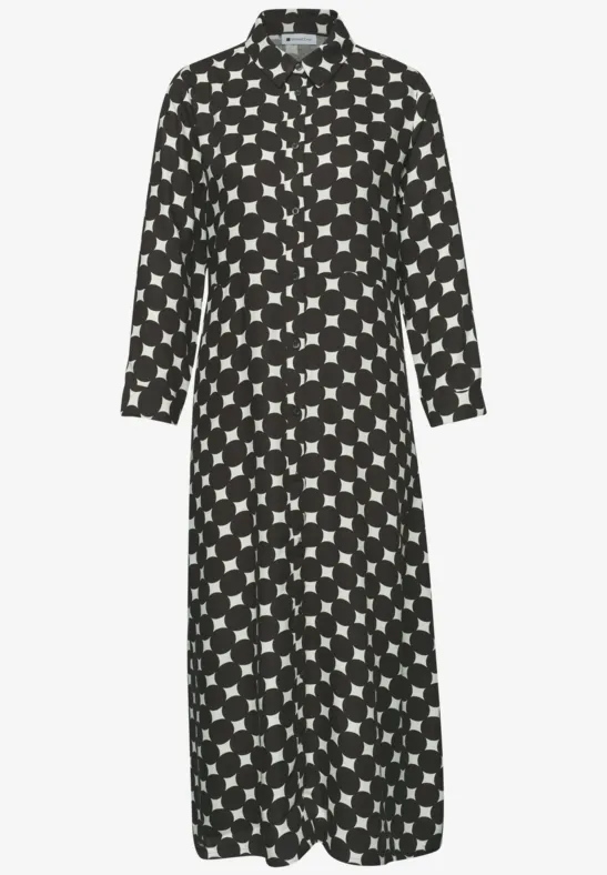 Schwarzes, knielanges Hemdkleid mit langen Ärmeln und weißem Sternmuster.