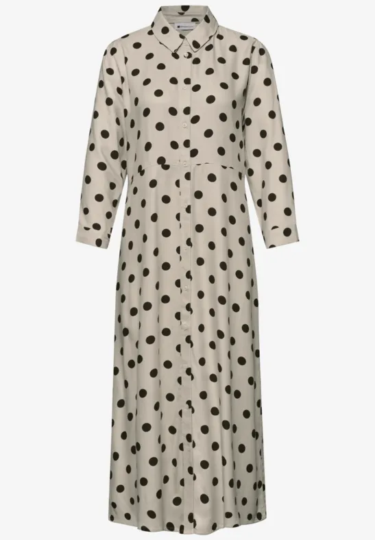 Robe midi beige à col chemise, manches longues et pois noirs.