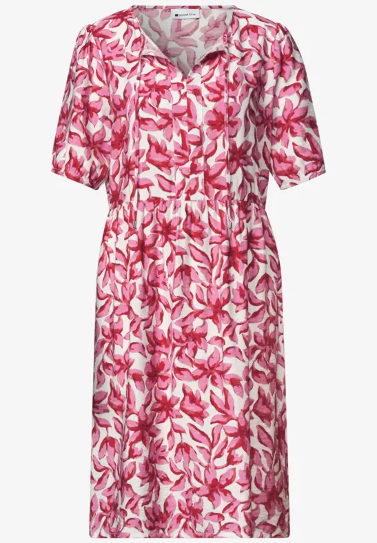 Knielanges, kurzärmeliges Kleid mit rosa-weißem Blumenmuster, V-Ausschnitt und Taillengürtel.
