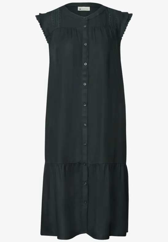Mouwloze zwarte midijurk met knoopsluiting voor en ruches op de schouders.