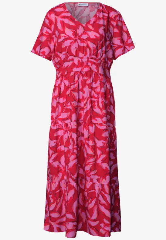 Rotes Midikleid mit floralem Blattmuster, V-Ausschnitt, kurzen Ärmeln und tailliertem Schnitt.