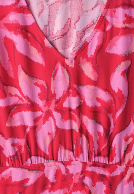 Rotes Kleid mit pinkem Blumenmuster und V-Ausschnitt, tailliert mit elastischem Bund.