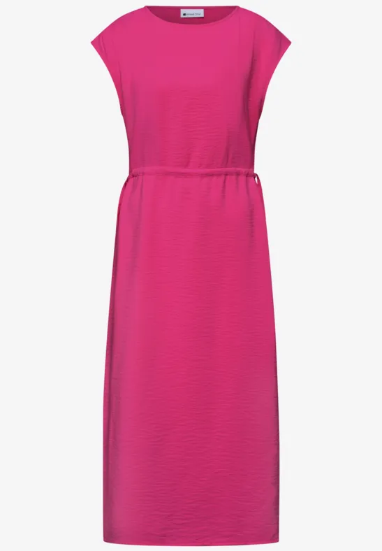 Een knielange roze jurk met boothals en tailleaccent.