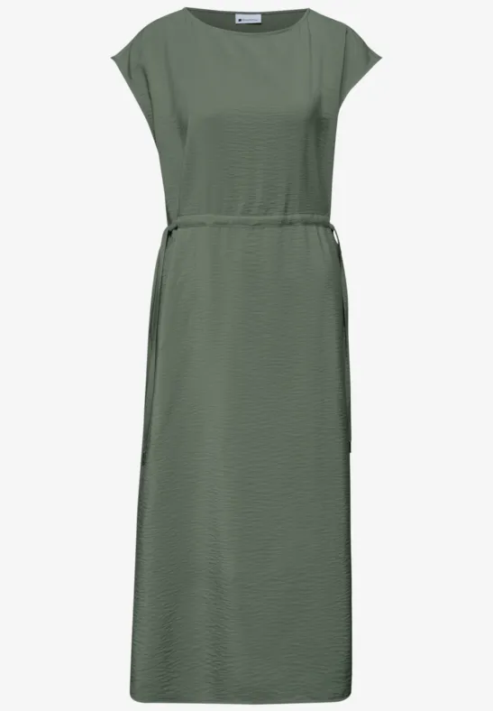 Mouwloze, olijfgroene maxi-jurk met boothals en smalle tailleband.