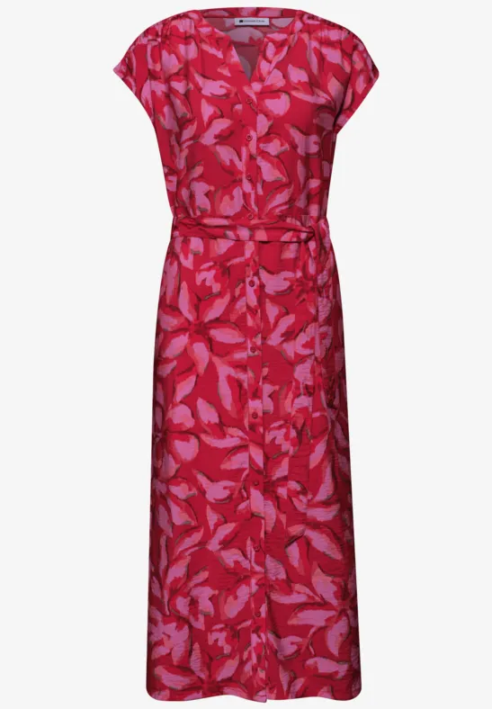 Rotes Midikleid mit pinkem Blattmuster, kurzen Ärmeln und Taillengürtel.