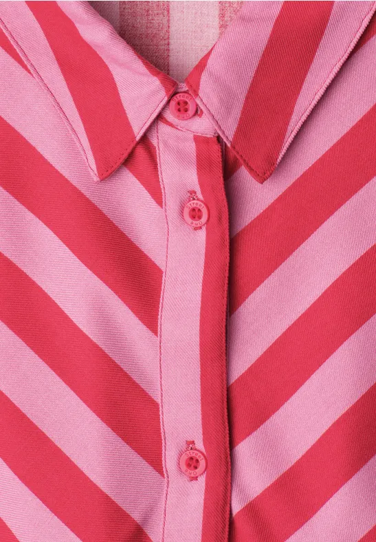 Close-up van een overhemd met roze en rode diagonale strepen en rode knopen.