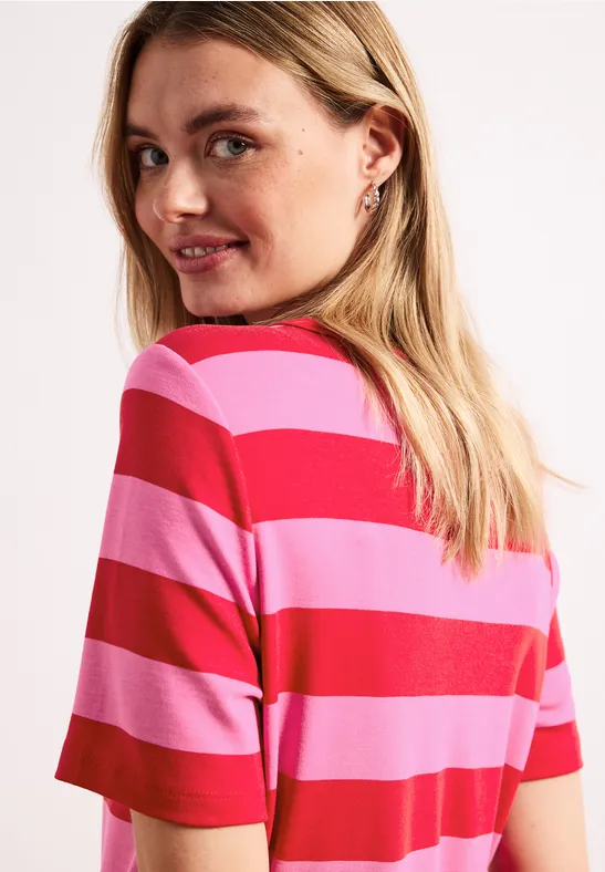 Person mit rot-pink gestreiftem Kurzarm-T-Shirt, im Rücken- und Seitenprofil