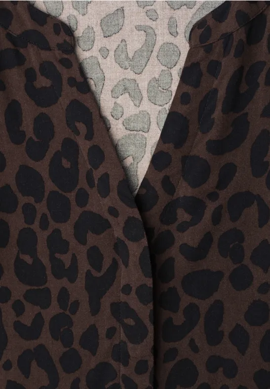 Close-up van twee stoffen met bruin en beige luipaardprint.