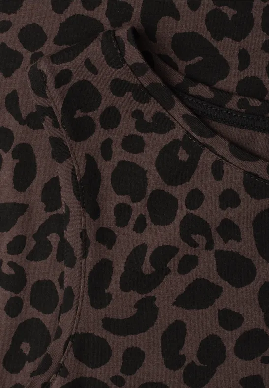 Gros plan sur un tissu marron à motif léopard noir.