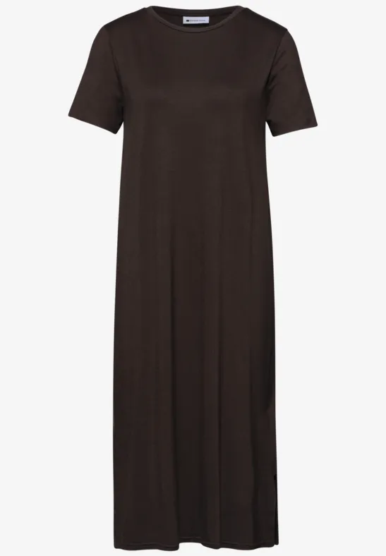 Een eenvoudig donkerbruin T-shirtjurk met korte mouwen en een losvallende maxi-lengte tot de enkels.