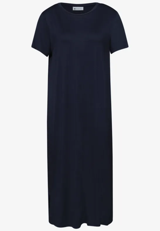 Une robe T-shirt longue bleu marine, manches courtes, coupe droite et tissu fluide.