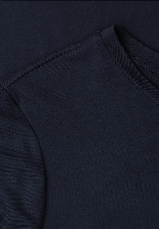 T-shirt bleu marine à col rond avec poche poitrine discrète.