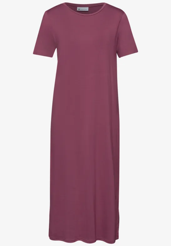 Eenvoudige wijnrode maxi-jurk met korte mouwen en ronde hals.