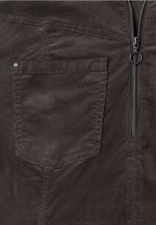 Nahaufnahme einer braunen Jacke mit Brusttasche, Reißverschluss und Metall-Ring als Zipper.