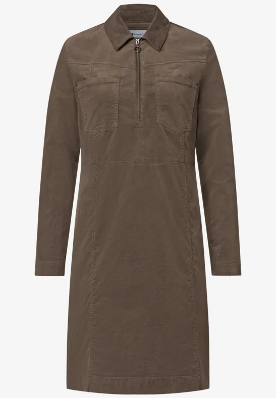 Braunes Hemdkleid mit langen Ärmeln, Kragen, halbem Reißverschluss und zwei Brusttaschen.