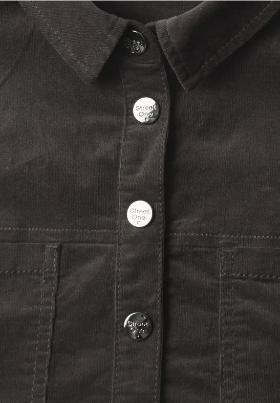 Dunkelbraune Cordjacke mit Hemdkragen und Metallknöpfen im Detail