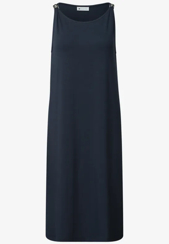 Ein schlichtes, ärmelloses, dunkelblaues Maxikleid mit Rundhalsausschnitt.