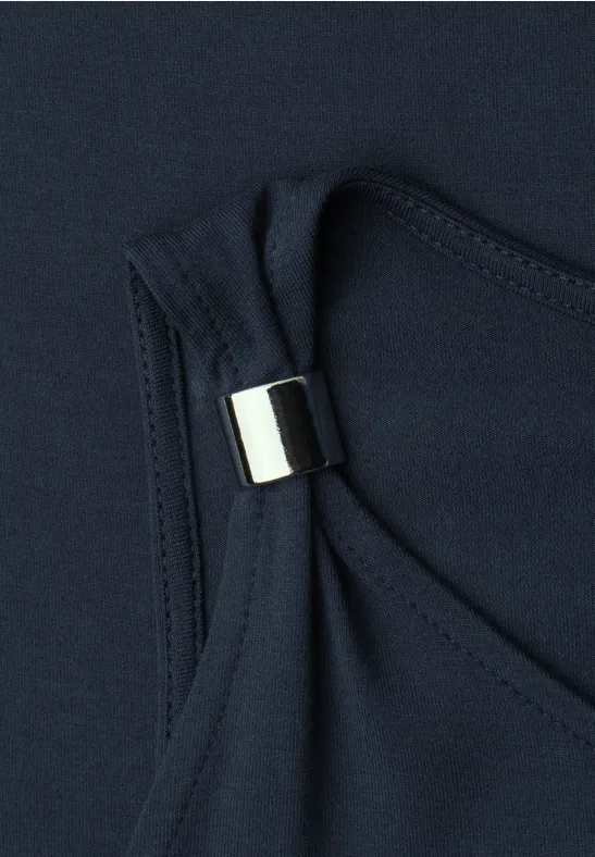 Teil eines marineblauen Oberteils mit verstellbarem Träger und silbernem Metall-Detail