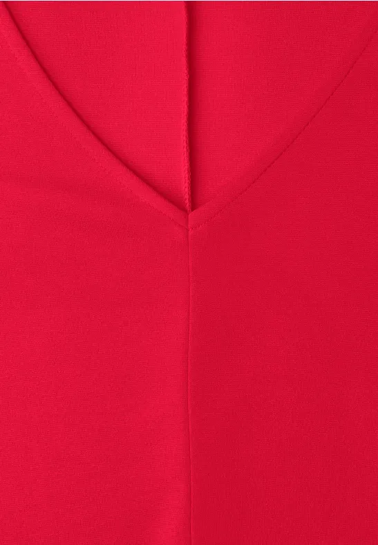 Close-up van een rood V-halsshirt