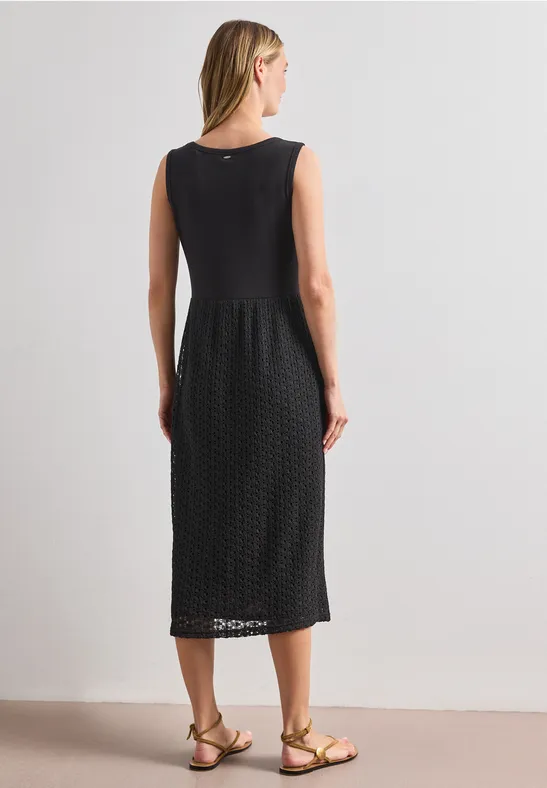 Zwarte mouwloze midijurk met gestructureerde stof, getailleerd en elegant.