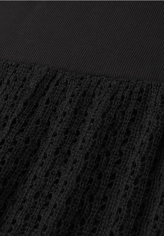 Zwart textiel, boven glad materiaal, onder fijn kantpatroon.