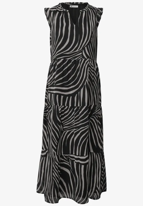 Lange mouwloze jurk met zwart-wit zebraprint en vloeiende rok.