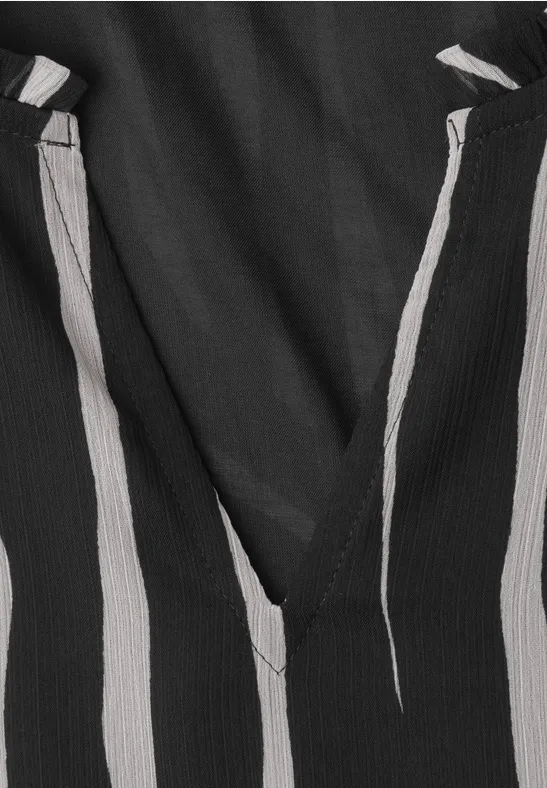 Close-up van zwart stof met witte strepen en V-hals.