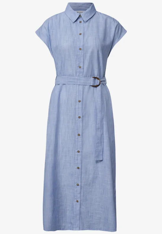 Hellblaues knielanges Hemdkleid aus Leinen/Baumwolle, kurzärmlig, mit Knopfleiste und Taillengürtel.