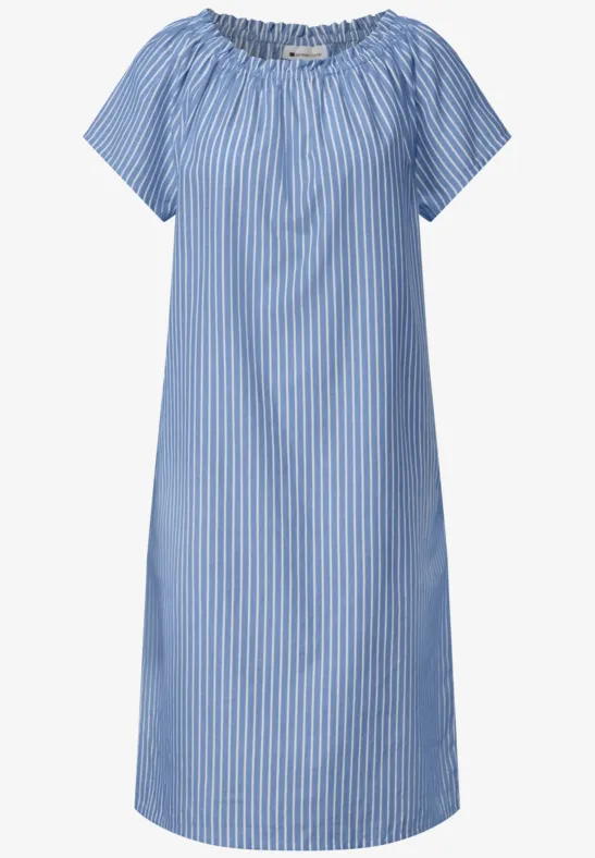 Luchtige, knielange zomerjurk met blauw-witte strepen, korte mouwen en een gerimpelde hals.