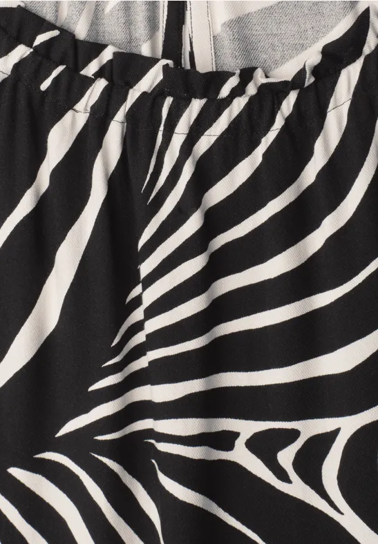 Zwart-witte, gestreepte print die aan zebrahuid doet denken, waarschijnlijk op stof.