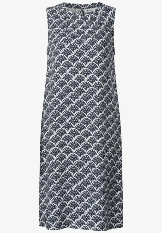 Mouwloze rechtvallende jurk met marineblauw-witte waaierprint, knielengte en ronde hals.