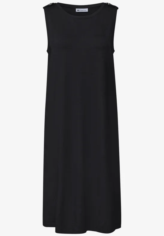 Schlichtes schwarzes ärmelloses A-Linien-Kleid aus fließendem Stoff.