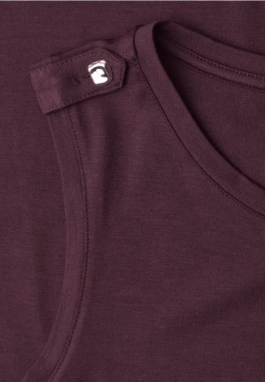 Dunkelrotes ärmelloses Top mit kleinem Logo-Aufnäher an der Schulter