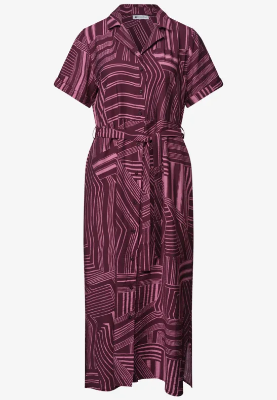 Paarse midi-blousejurk met geometrisch patroon, korte mouwen en tailleceintuur.