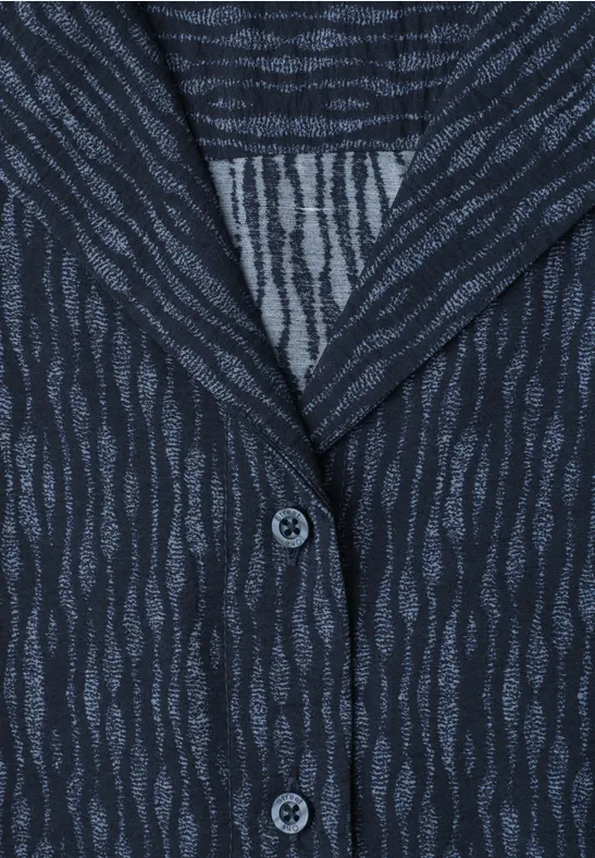 Donkerblauw gebreid vest met sjaalkraag, golvend patroon en centrale knoop.