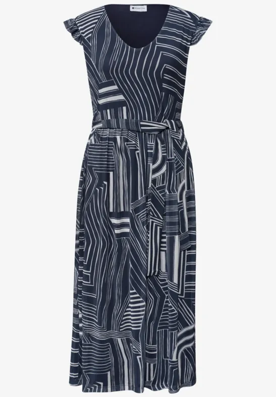 Blauwe maxi jurk met wit abstract dessin, korte volantmouwen en tailleceintuur.