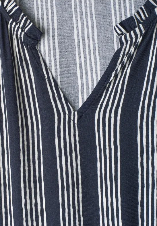 Ein blau-weiß gestreiftes Top mit V-Ausschnitt aus leichtem Stoff.