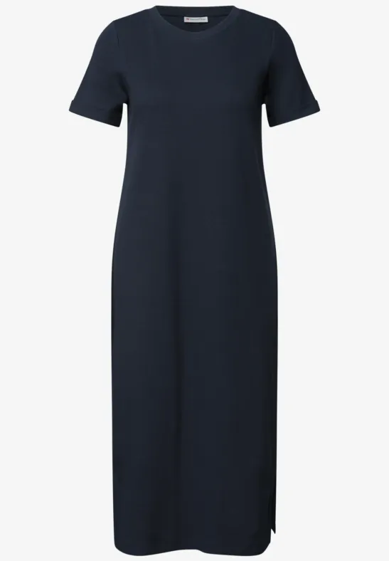 Donkerblauwe midi-jurk met korte mouwen, ronde halslijn en een kleine zijsplit.