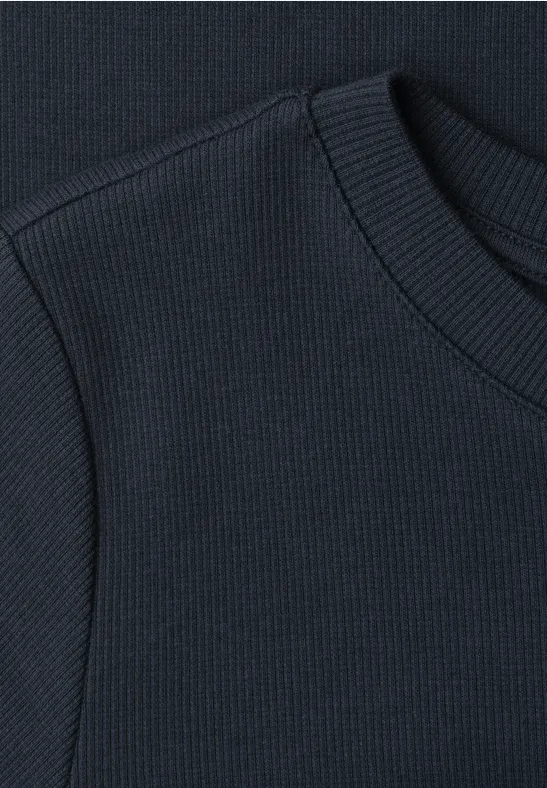 Donkerblauw, fijn geribbeld mouwloos topje met ronde hals, close-up van stof en stiknaden.