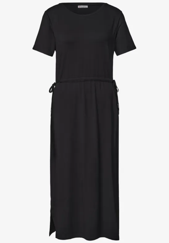Robe longue noire à manches courtes, col rond, lien à la taille et fente latérale sur l’ourlet